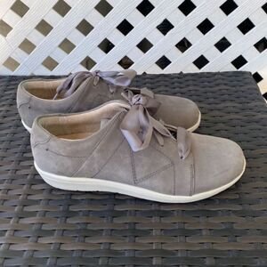 Vionic  Lindsey Nubuck sneakers size 7.5